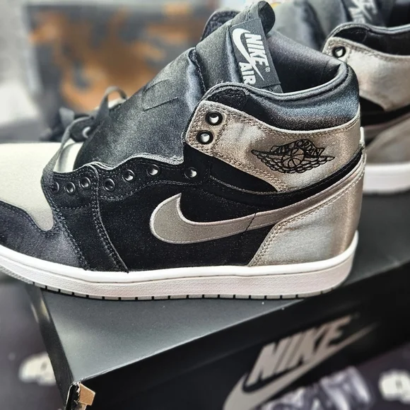 Nike Black and Gray Air Jordan 1 Retro High OG Womens 9 - Picture 3 of 5